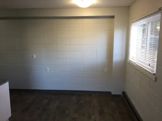 Beautiful Area with 2 Bedroom Suite in a Quiet Building - Photo 4