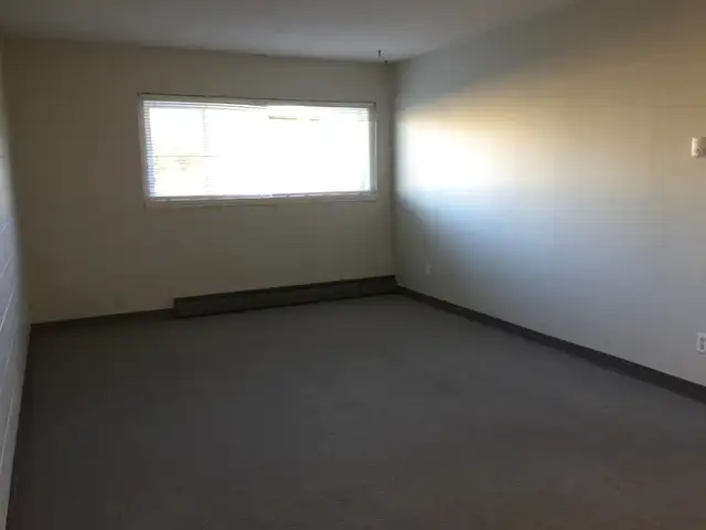 Beautiful Area with 2 Bedroom Suite in a Quiet Building - Photo 5