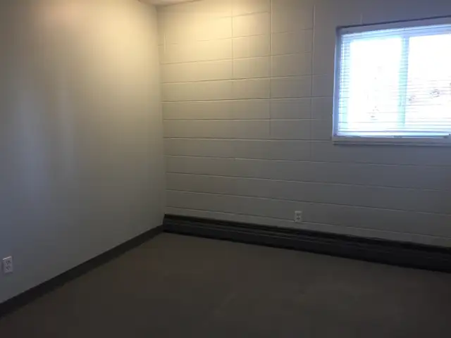 Beautiful Area with 2 Bedroom Suite in a Quiet Building - Photo 6