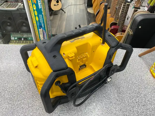Dewalt DCR025 Jobsite Bluetooth Speaker - Photo 2