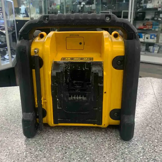 Dewalt DCR018 Jobsite Radio - Photo 2