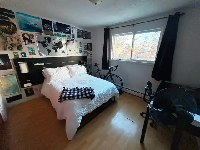 ATTENTION WLU & UOW STUDENTS. LARGE 4 BDRM. APT.4 SEPTEMBER - Photo 2
