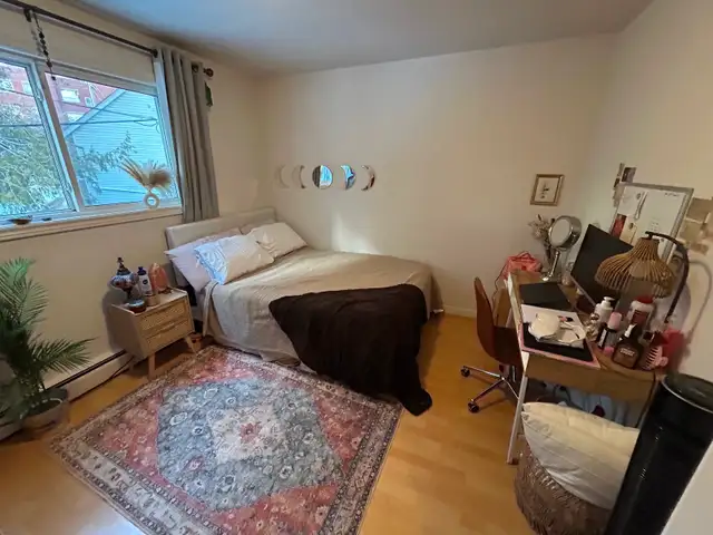 ATTENTION WLU & UOW STUDENTS. LARGE 4 BDRM. APT.4 SEPTEMBER - Photo 3