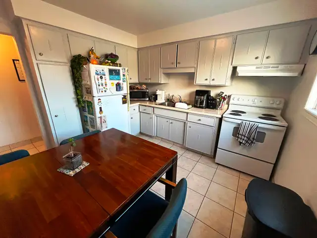 ATTENTION WLU & UOW STUDENTS. LARGE 4 BDRM. APT.4 SEPTEMBER - Photo 6