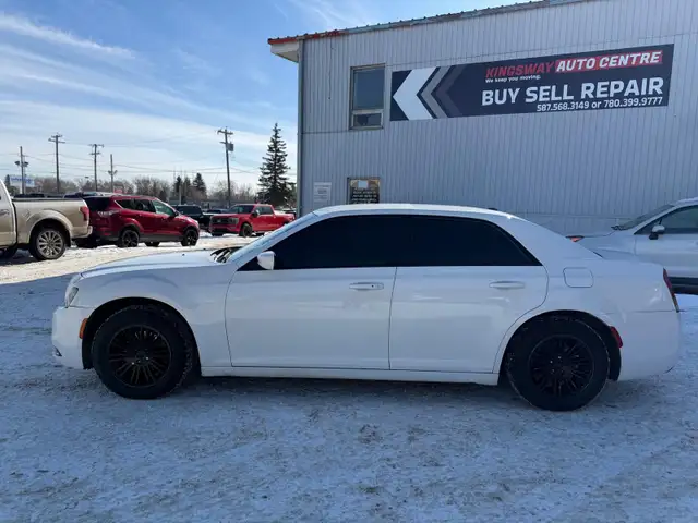2016 Chrysler 300 - Photo 2