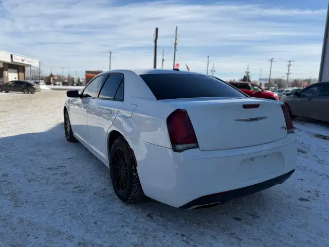 2016 Chrysler 300 - Photo 3