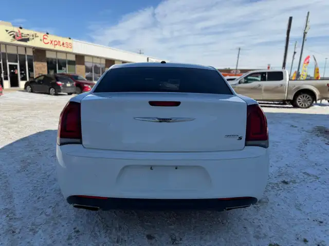 2016 Chrysler 300 - Photo 4