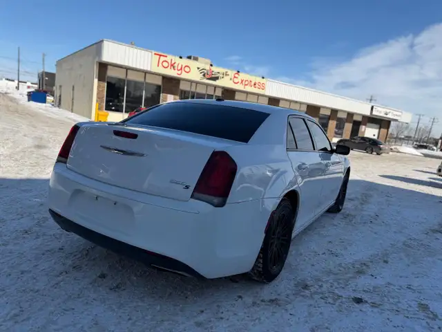 2016 Chrysler 300 - Photo 5