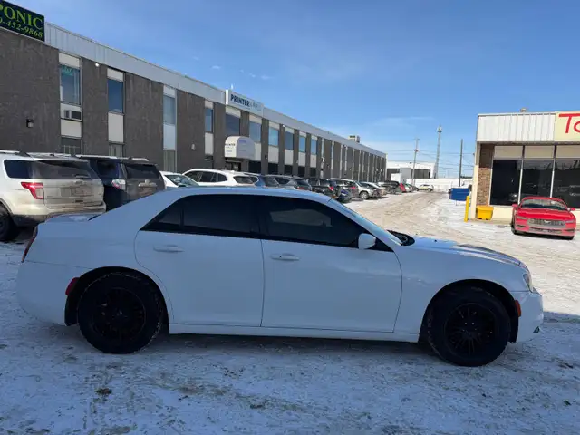 2016 Chrysler 300 - Photo 6