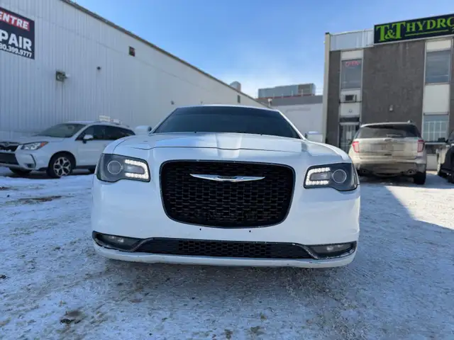 2016 Chrysler 300 - Photo 8