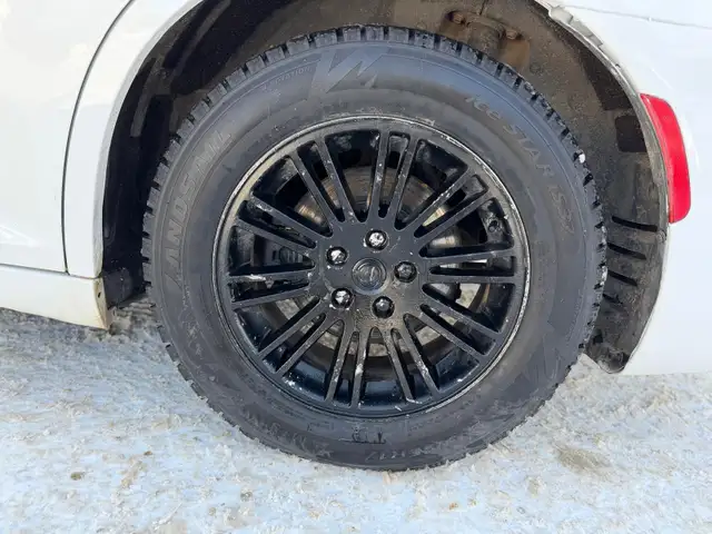 2016 Chrysler 300 - Photo 9