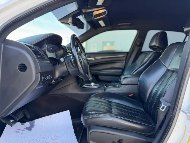 2016 Chrysler 300 - Photo 16