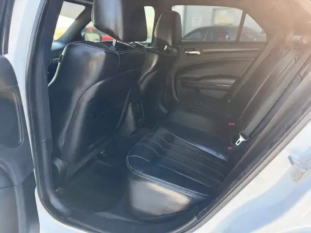 2016 Chrysler 300 - Photo 20