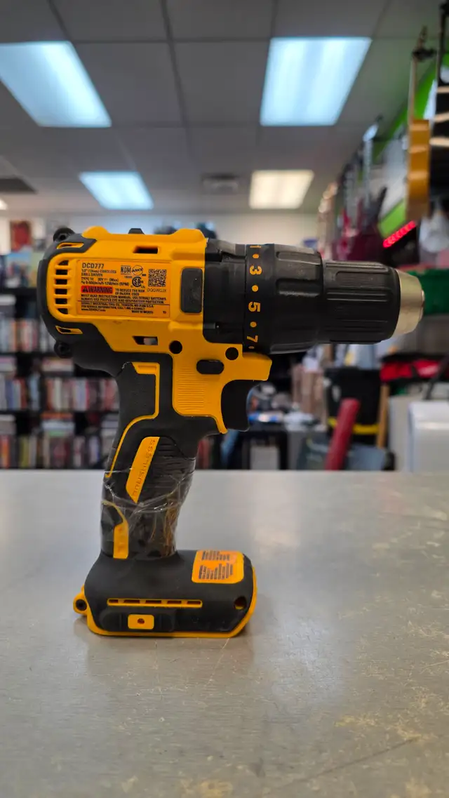 DEWALT 20v Brushless Compact 1/2-inch Drill Driver - DCD777 - Photo 2