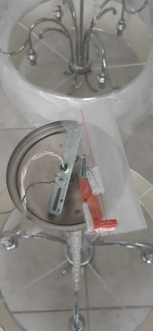 Pretty Chandelier Lights - Photo 7