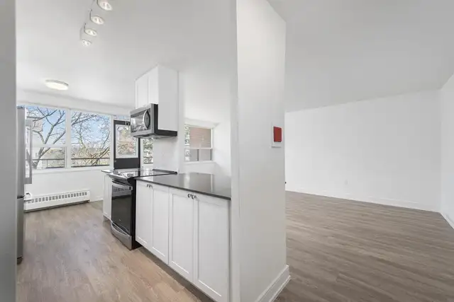 2 Bedroom Apartment for Rent - 351 The West Mall & 25 Eva Rd - Photo 4