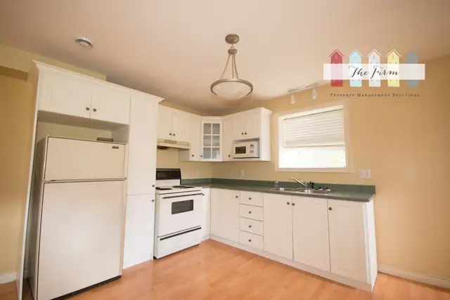 733A Empire Avenue - Spacious Two Bedroom , Two Car Parking - Photo 3