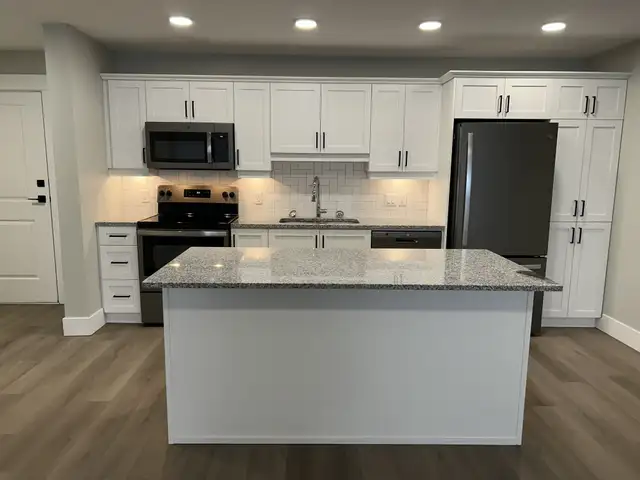 1Bed Den/1Bath Uptown Near Shopping/Restaurants, Available Aug1 - Photo 3
