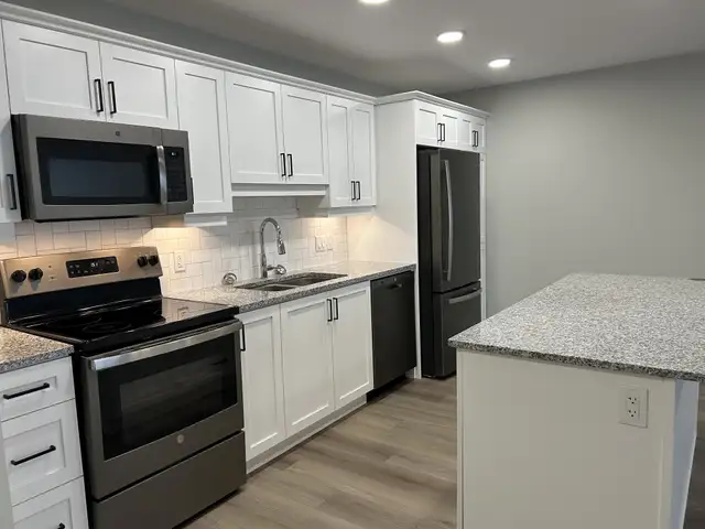 1Bed Den/1Bath Uptown Near Shopping/Restaurants, Available Aug1 - Photo 4