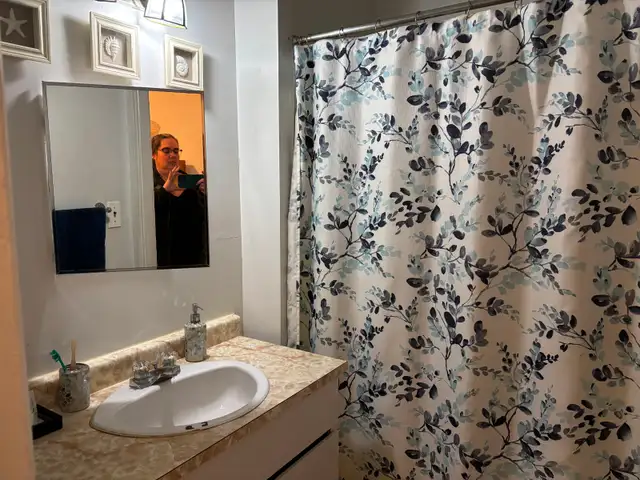 Small 2 bedroom Upper Apartment - Photo 2