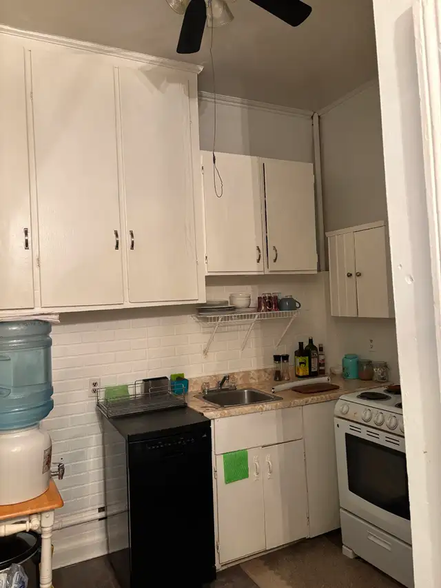 Small 2 bedroom Upper Apartment - Photo 3