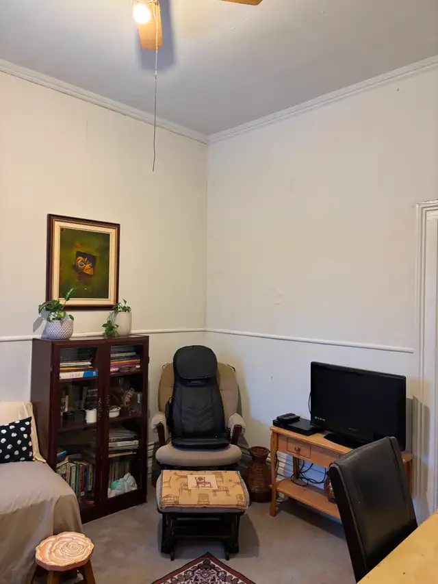 Small 2 bedroom Upper Apartment - Photo 4