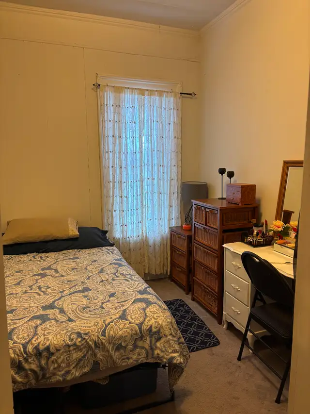 Small 2 bedroom Upper Apartment - Photo 5