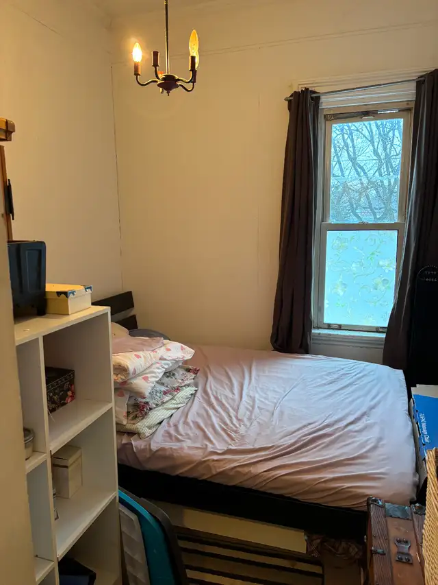 Small 2 bedroom Upper Apartment - Photo 6