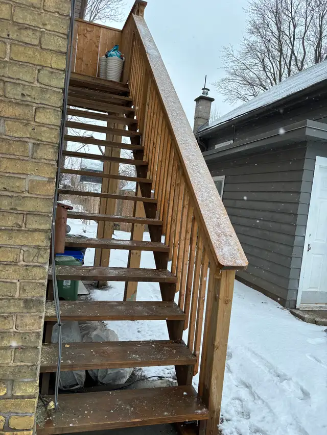 Small 2 bedroom Upper Apartment - Photo 7