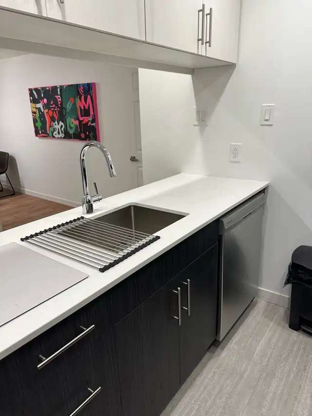 Downtown- 3 Bedrooms with 5 Beds - Photo 4