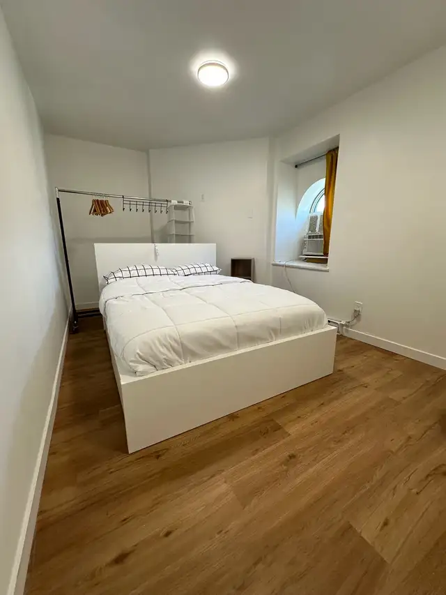 Downtown- 3 Bedrooms with 5 Beds - Photo 8