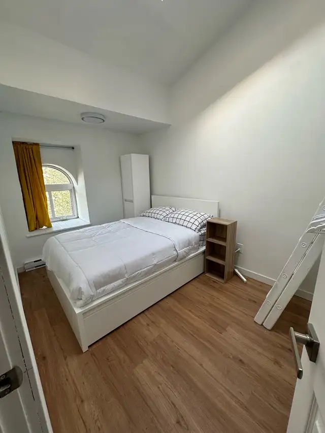 Downtown- 3 Bedrooms with 5 Beds - Photo 9