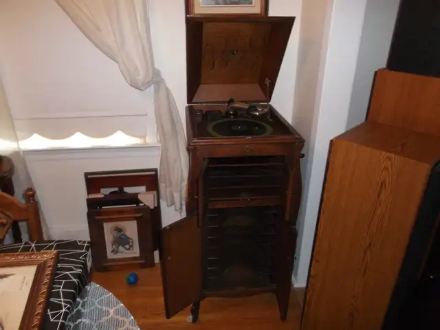 Antique Victoria Style ( VICTROLA) Photogragh