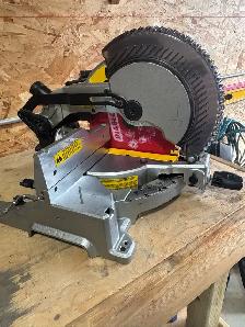 DEWALT 10" COMPOUND MITRE SAW - Photo 2