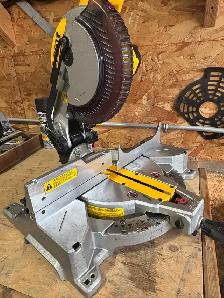 DEWALT 10" COMPOUND MITRE SAW - Photo 3