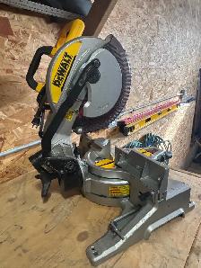 DEWALT 10" COMPOUND MITRE SAW - Photo 4