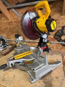 DEWALT 10" COMPOUND MITRE SAW - Photo 5