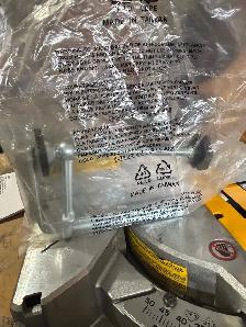 DEWALT 10" COMPOUND MITRE SAW - Photo 8