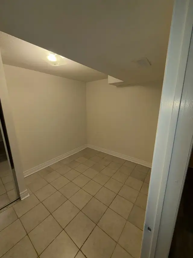 2 Bedroom Basement Apartment - Photo 6