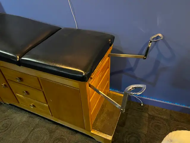 Antique medical exam table, unique piece of funtiture. - Photo 5