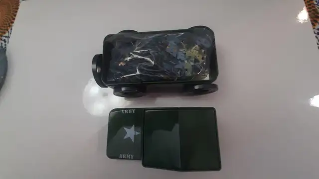 COLLECTOR PUZZLES IN TINS