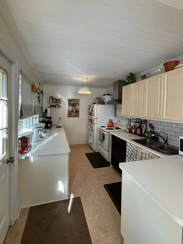 2 bed all-inclusive gorgeous Roncesvalles High Park Blvd - Photo 10