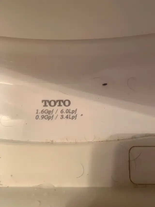 Toto dual flush toilet - Photo 2