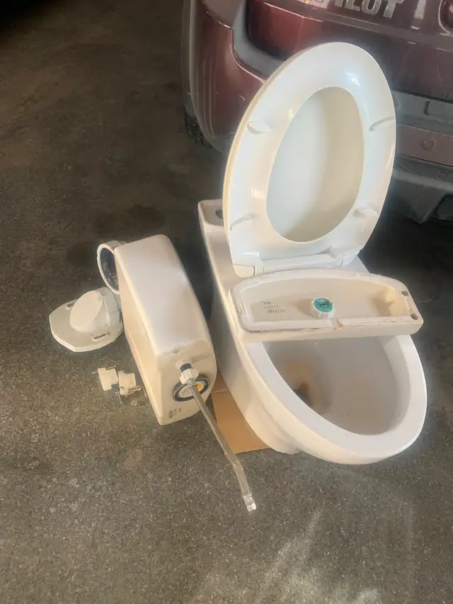 Toto dual flush toilet - Photo 3