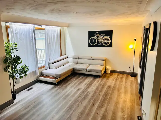 Modern 1-Bedroom Apartment with  Furnishings - Upper James - Photo 3