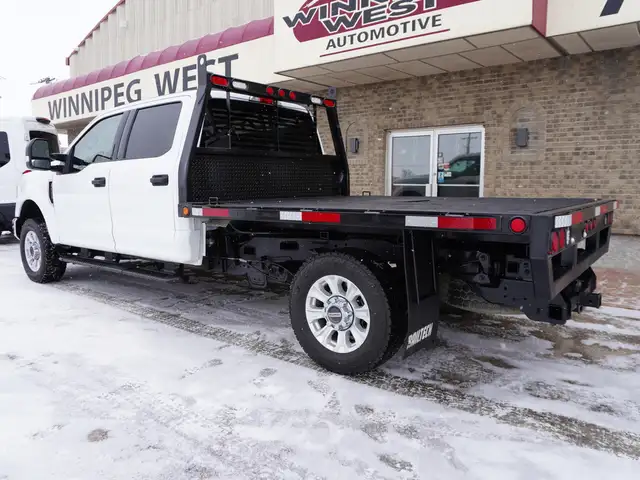 2022 Ford F-350 XLT 4WD Crew Cab | HEAVY DUTY FLAT DECK!! - Photo 10