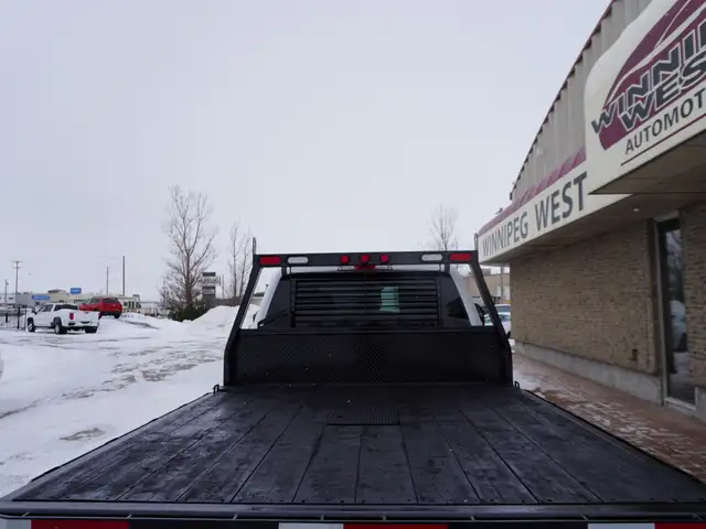 2022 Ford F-350 XLT 4WD Crew Cab | HEAVY DUTY FLAT DECK!! - Photo 40