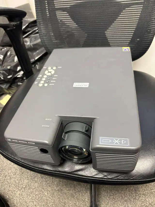 Sharp XG-NV1U Projector – Professional Presentation Projector! - Photo 2