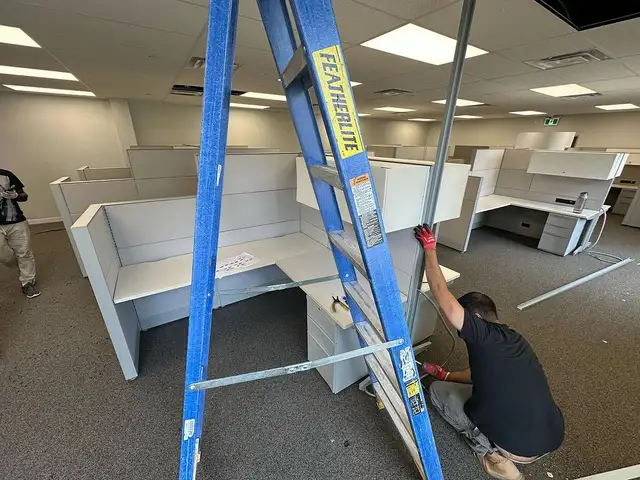 Premium Teknion Leverage Arctic Workstations Call now! - Photo 6