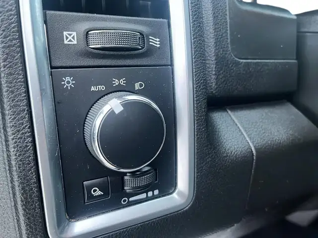 2023 RAM 1500 Classic SLT SLT | Crew Cab | 5.7L V8 - Photo 11